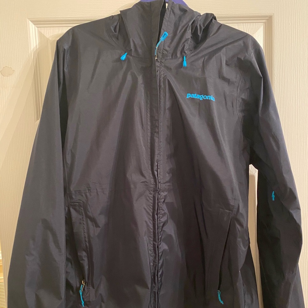 Patagonia women rain jacket in navy